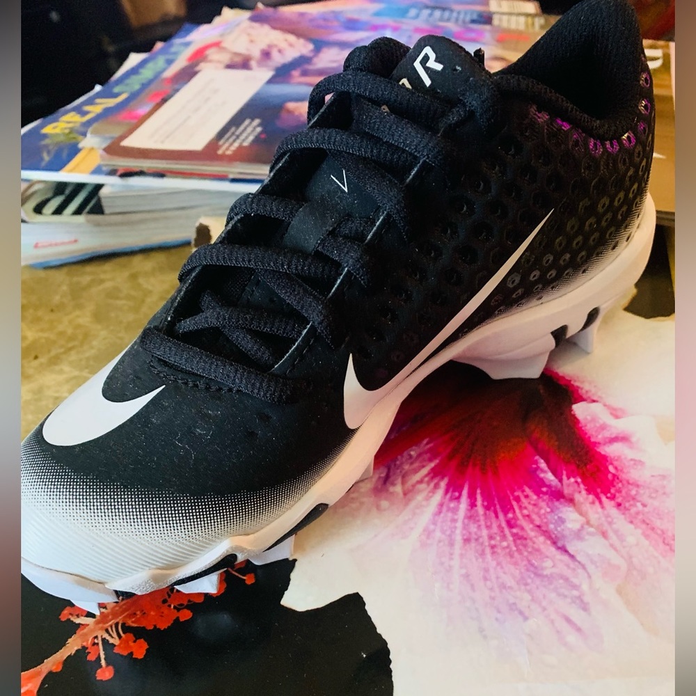Youth low-top baseball cleats. NWOT.